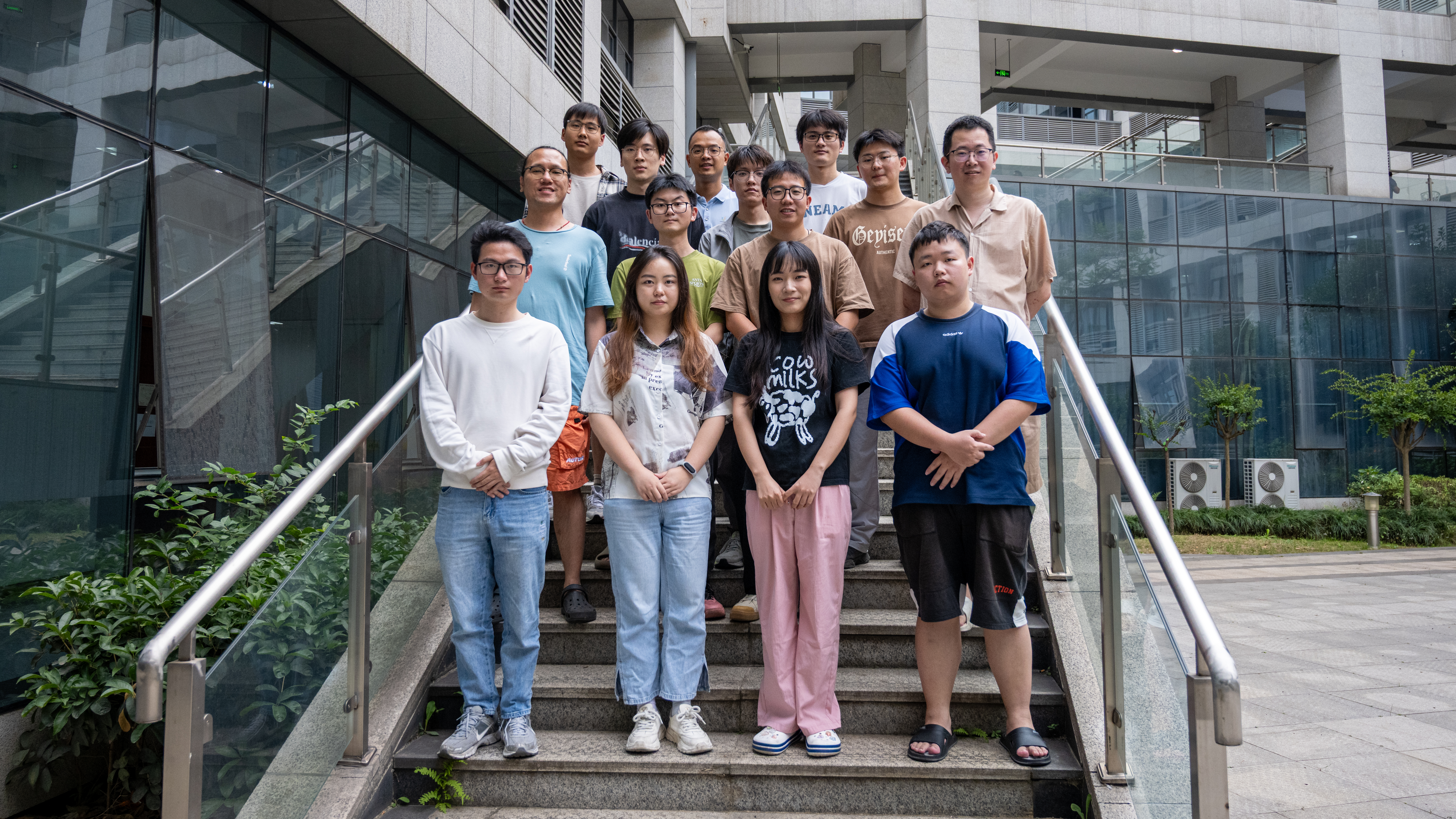 2025-06-04 四号科研楼合影 1